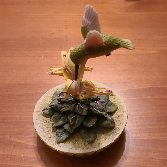 Humming Book Our America Figurine Decorative  Ceramic Candle Topper 5 inches - Picture 1 of 6